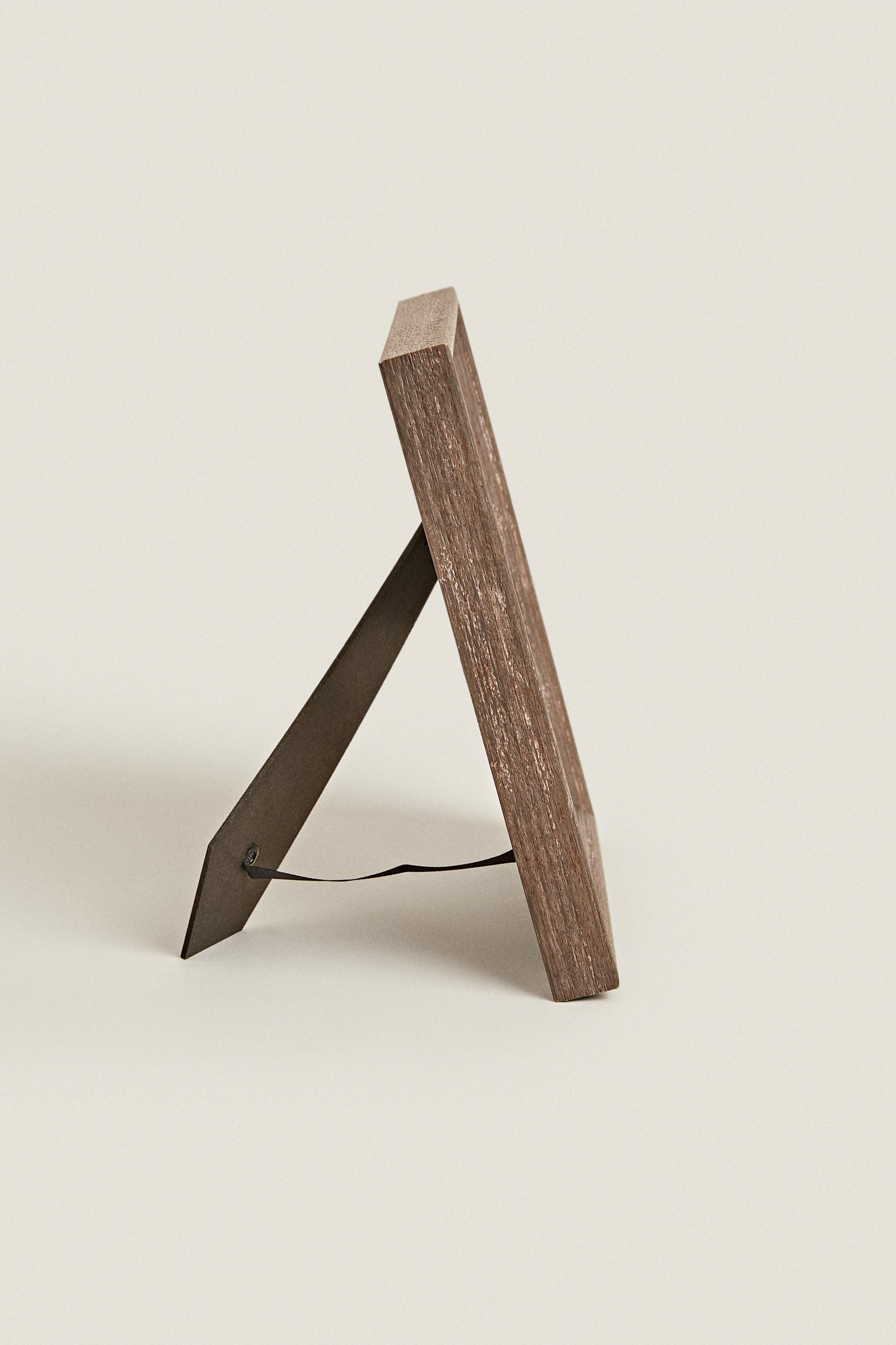 MATTE WOODEN PICTURE FRAME